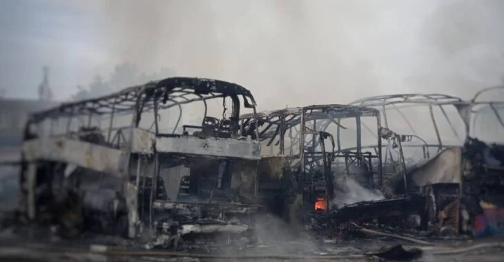 Згорілі автобуси на території транспортного підприємства в Одесі після удару РФ