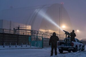 Російські військові з пікапом біля реактора ЗАЕС уночі