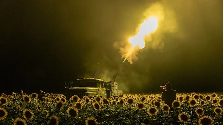 Українська ППО перехоплює російські дрони над соняшниковим полем вночі