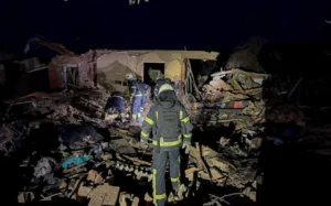 Рятувальники розбирають завали після атаки дрона в Богодухові