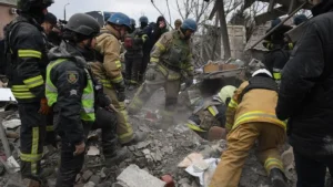 Рятувальники розбирають завали після обстрілу Запоріжжя