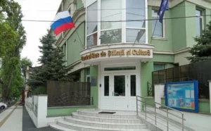 Будівля Російського центру науки і культури «Русский дом» у Кишиневі з прапором РФ