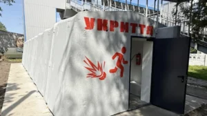 Бетонне укриття з написом УКРИТТЯ для захисту міст під час війни