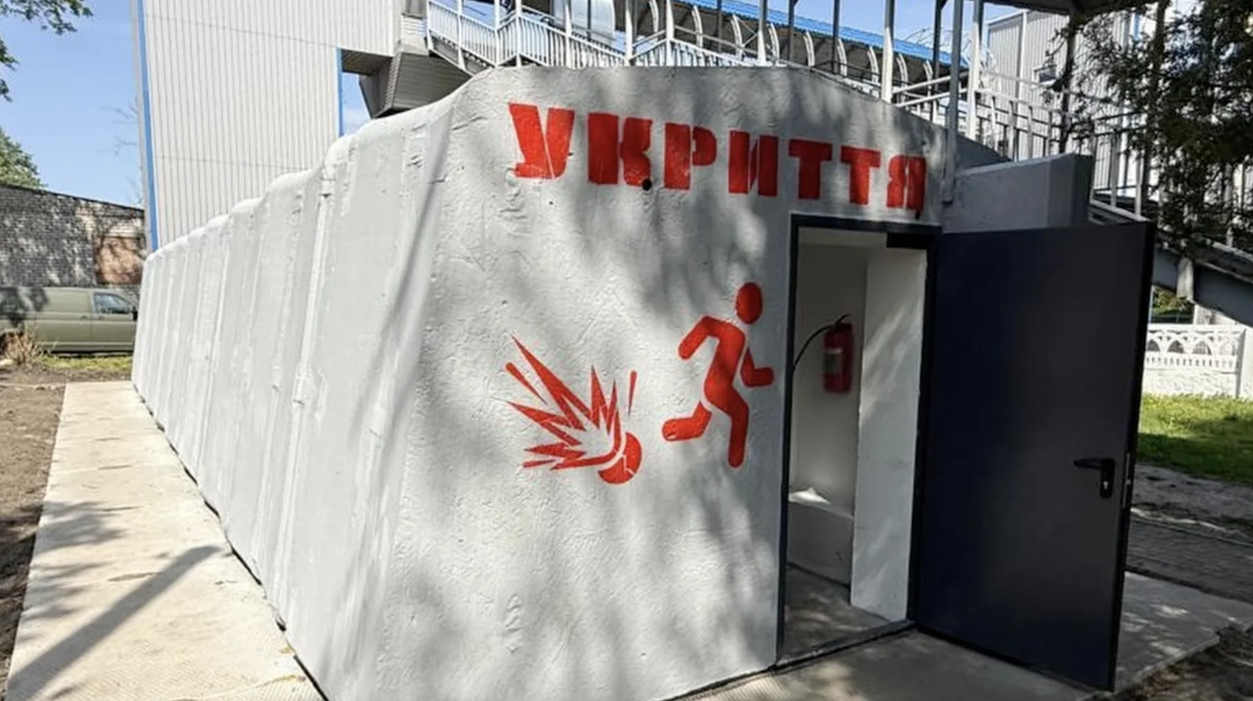 Бетонне укриття з написом УКРИТТЯ для захисту міст під час війни