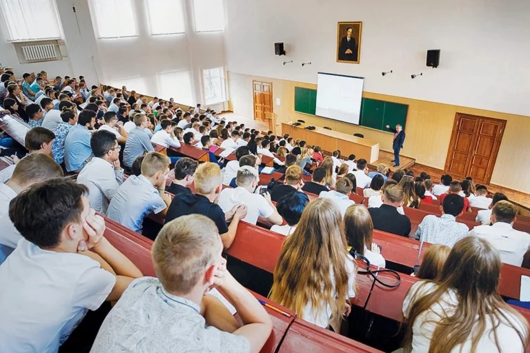 Що таке контрактна форма навчання в університетах України