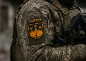 Нашивка полку «Скеля» на камуфляжній формі штурмовика