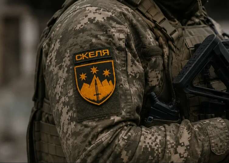 Нашивка полку «Скеля» на камуфляжній формі штурмовика