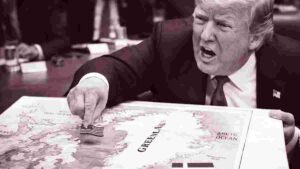 Дональд Трамп указывает на Гренландию с флагом США на карте Арктики