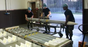 Техніки обслуговують ракети AIM-120 AMRAAM для систем NASAMS і Patriot