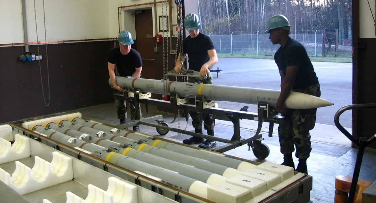 Техніки обслуговують ракети AIM-120 AMRAAM для систем NASAMS і Patriot