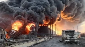 Палаючий НПЗ Росії в Омську після удару дронів ССО