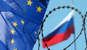 Прапори ЄС і Росії з колючим дротом як символ санкцій
