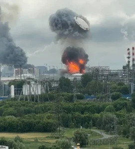 Вибухи та задимлення на НПЗ Славнефть-ЯНОС після удару Сил оборони у Ярославлі