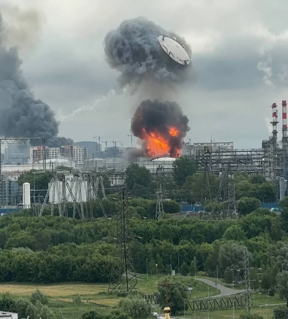 Вибухи та задимлення на НПЗ Славнефть-ЯНОС після удару Сил оборони у Ярославлі