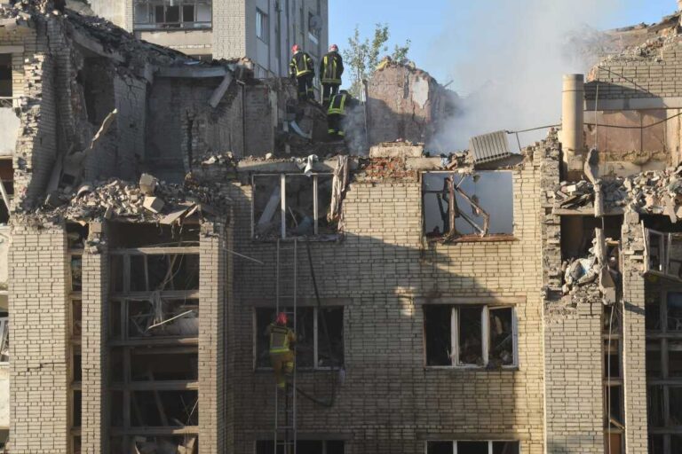 Тіло чоловіка знайшли під завалами п’ятиповерхівки у Львові