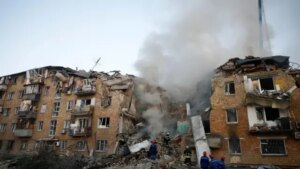 Зруйновані багатоповерхівки Києва після обстрілів під час війни