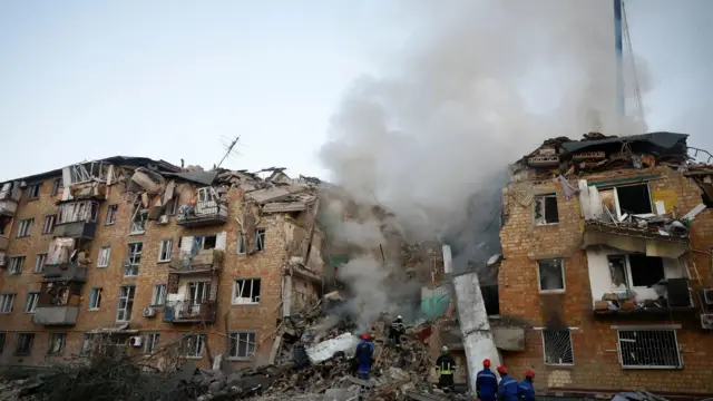 Зруйновані багатоповерхівки Києва після обстрілів під час війни