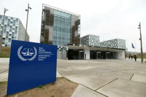 Будівля Міжнародного кримінального суду з вивіскою ICC під тиском Трампа