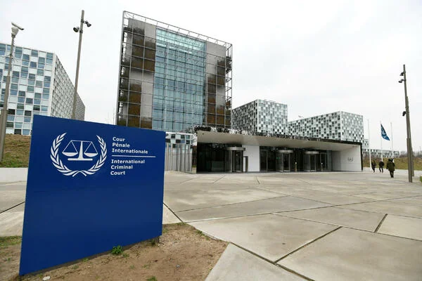 Будівля Міжнародного кримінального суду з вивіскою ICC під тиском Трампа