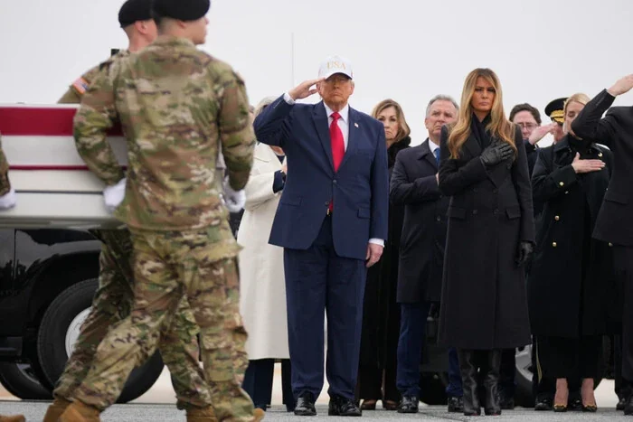 Дональд Трамп салютує біля труни під час вшанування памяті Ліндсі Грема