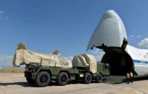 Завантаження комплексів С-400 у літак для передачі третій країні