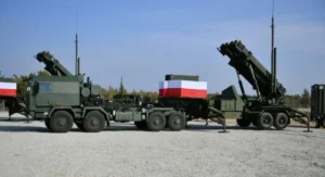 Польські пускові установки Patriot з прапорами на майданчику