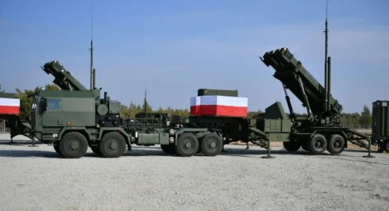 Польские пусковые установки Patriot с флагами на площадке