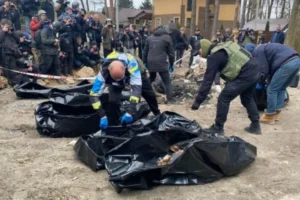 Експерти оглядають пакети з тілами загиблих цивільних після російських ударів