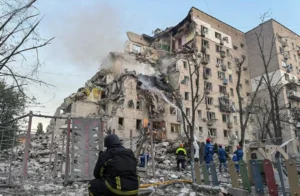 Рятувальники на місці зруйнованого будинку в Києві після ракетної атаки