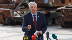 Сенатор Ліндсі Грем виступає щодо санкцій проти РФ на тлі знищеної техніки
