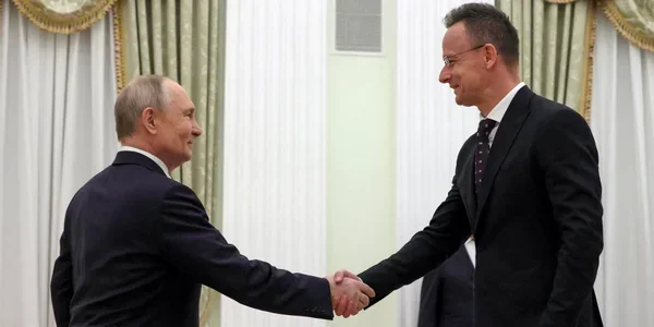 Петер Сійярто тисне руку Володимиру Путіну під час зустрічі