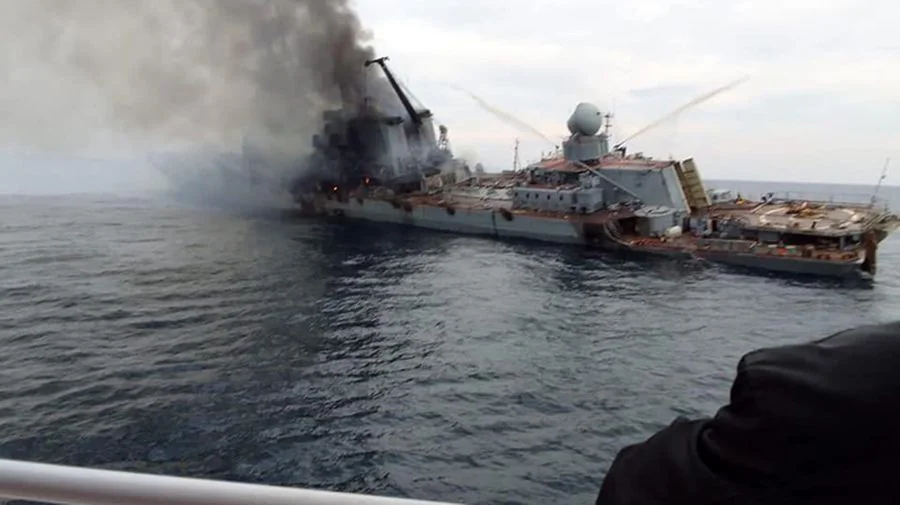 Пошкоджений російський корабель горить у морі після удару дрона