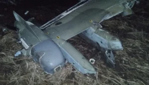 Знищений російський бойовий літак з боєприпасами на траві