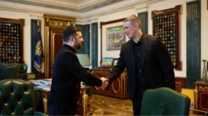 Зеленський тисне руку урядовцю в кабінеті під час кадрових перестановок