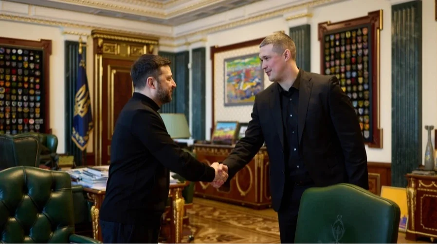 Зеленський тисне руку урядовцю в кабінеті під час кадрових перестановок