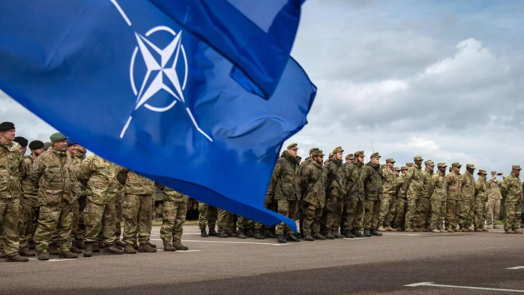 Прапор НАТО над строєм військовослужбовців альянсу