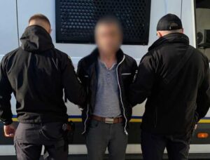 Правоохоронці супроводжують арештованого ГУРівця Владислава Реута