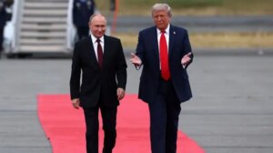 Дональд Трамп і Володимир Путін на червоній доріжці під час зустрічі щодо миру в Україні