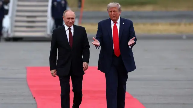 Дональд Трамп і Володимир Путін на червоній доріжці під час зустрічі щодо миру в Україні