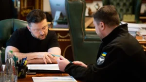 Зеленський обговорює пріоритети з представником Збройних сил за столом