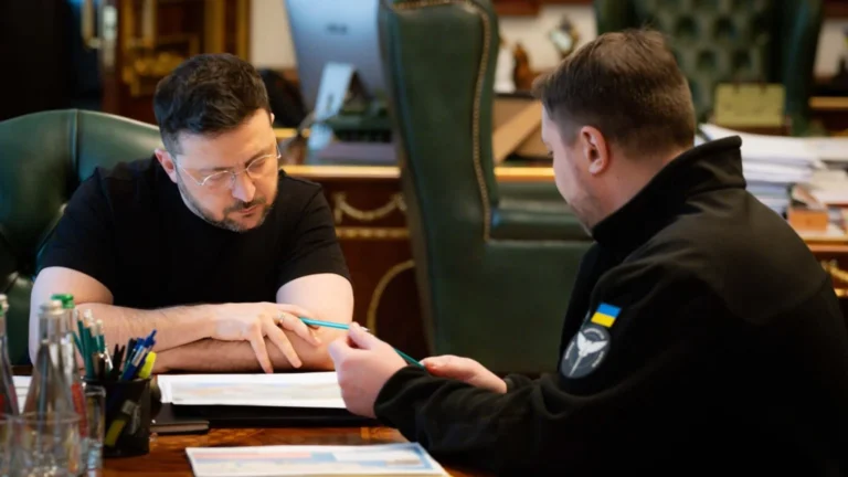 Зеленский обсуждает приоритеты с представителем Вооруженных сил за столом
