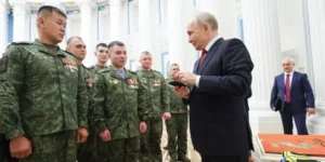 Володимир Путін серед мобілізованих військових у Кремлі під час зустрічі
