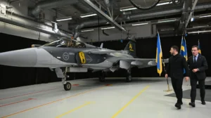 Зеленський та Крістерссон біля винищувача Gripen зі шведським і українським прапорами