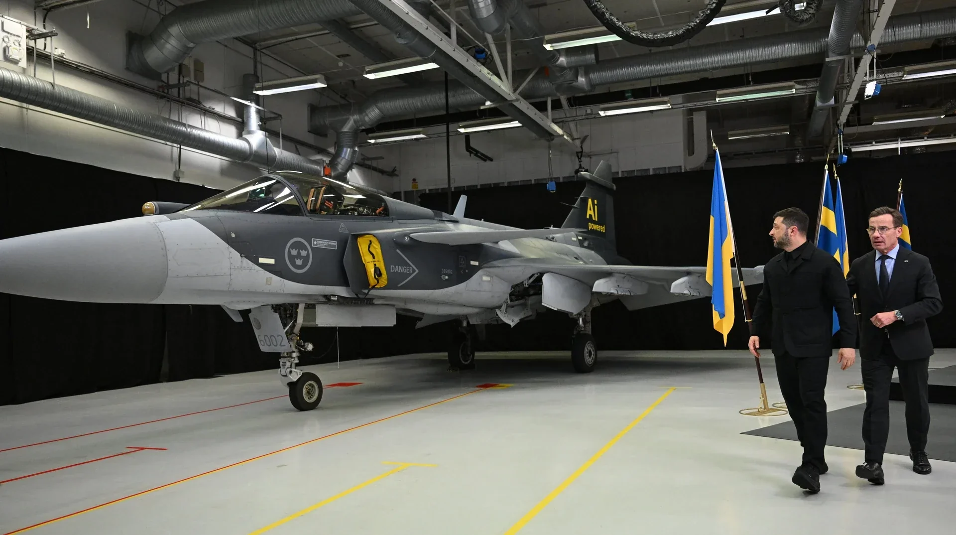 Зеленський та Крістерссон біля винищувача Gripen зі шведським і українським прапорами