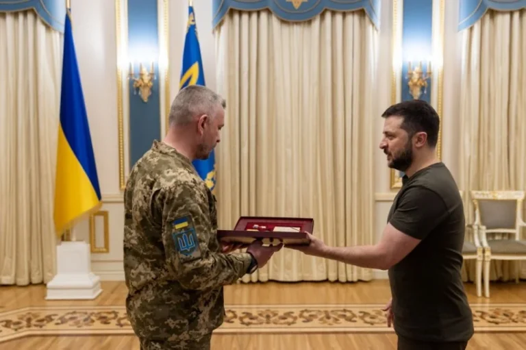 Зеленский вручает звание Героя Украины командиру Игорю Оболенскому