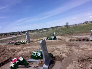Пошкоджені могили з проваллями на Національному військовому меморіальному кладовищі після зливи