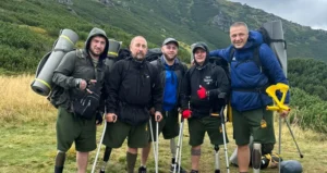 Ветерани з протезами ніг під час спільного гірського походу в новій Україні