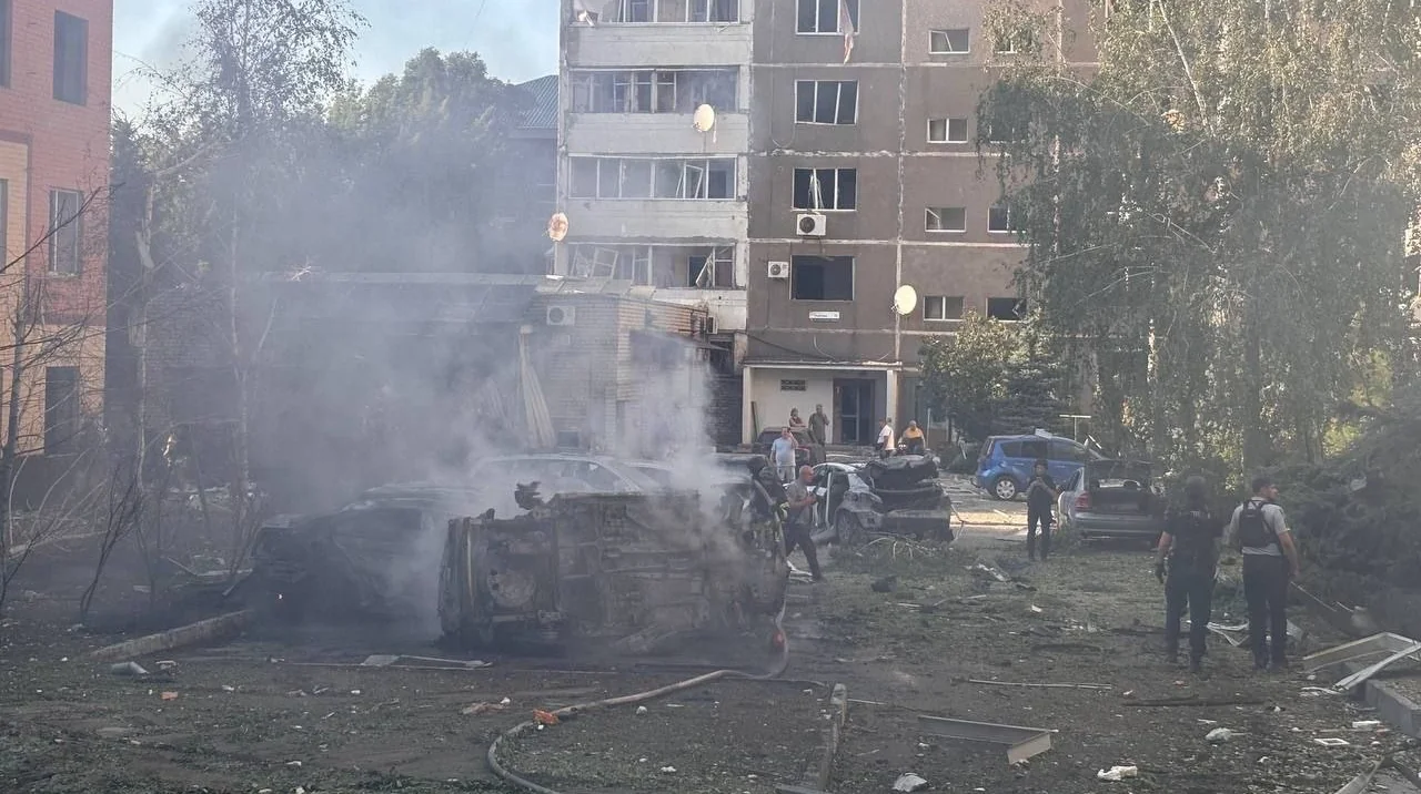 Згорілі автомобілі в диму біля пошкодженої багатоповерхівки в Запоріжжі