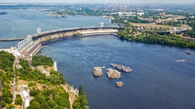 Дніпро річка — головна водна артерія України