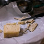 Як зберігати сир в холодильнику: папір, полиця і реальні строки